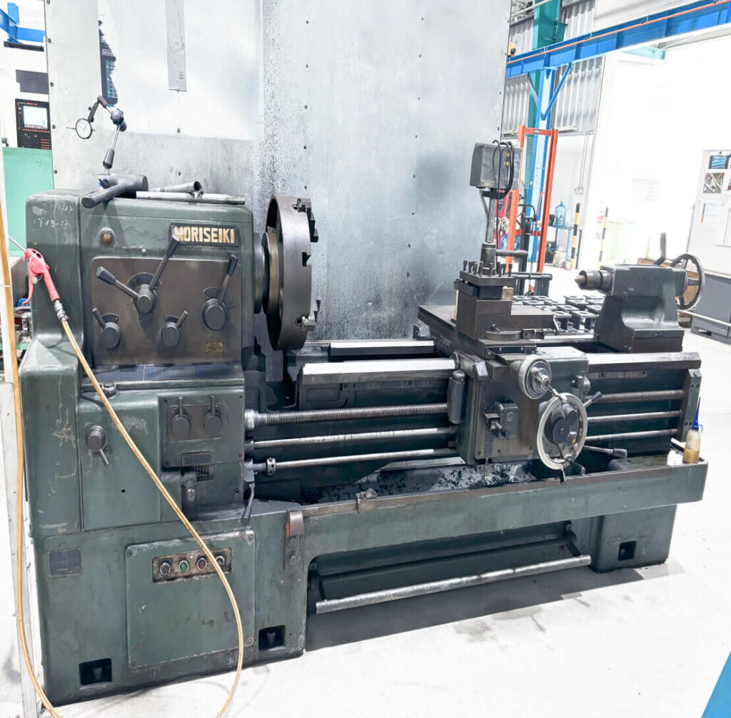 Máy tiện vạn năng gia công kim loại có đường kính 460mm và chiều dài 1500mm.