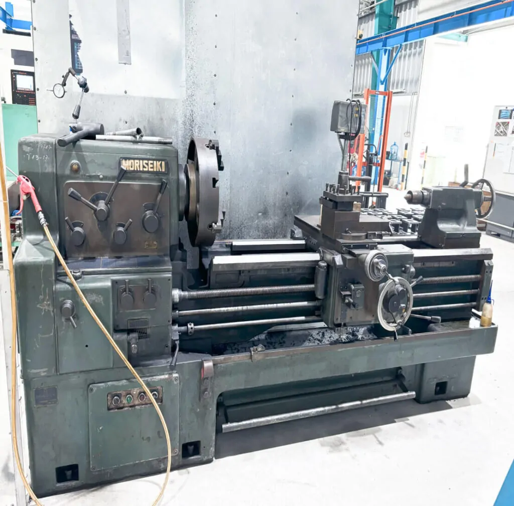 Máy tiện vạn năng gia công kim loại có đường kính 460mm và chiều dài 1500mm.